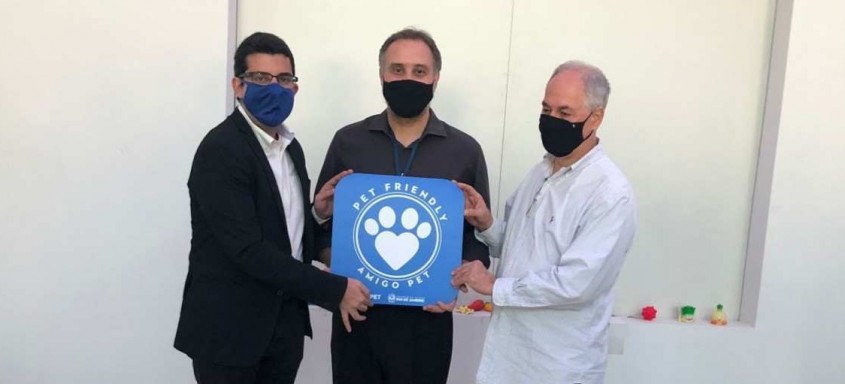 Para receber a certificação, o local passou por algumas adaptações. Ganhou rampas de acesso, cama, comedouro e bebedouro pets - Foto: RJPET Para receber a certificação, o local passou por algumas adaptações. Ganhou rampas de acesso, cama, comedouro e bebedouro pets