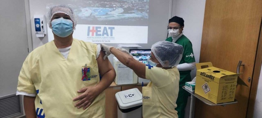 Médicos, enfermeiros, técnicos de enfermagem e pessoal de apoio estão recebendo a a Pfizer - Foto: Divulgação Médicos, enfermeiros, técnicos de enfermagem e pessoal de apoio estão recebendo a a Pfizer