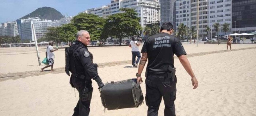 Os policiais encontraram o objeto na altura do Posto 2. O local foi isolado e os agentes do Esquadrão Antibombas levaram o explosivo que foi colocado na praia. Ninguém se feriu