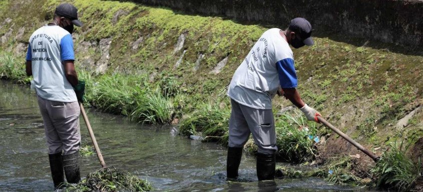 Limpeza de canais e rios se mostra indispensável para evitar transtornos que são crônicos durante o período de chuvas. A prevenção passa pela educação da população, que não deve jogar lixo nos rios - Foto: Berg Silva/Prefeitura de Niterói Limpeza de canais e rios se mostra indispensável para evitar transtornos que são crônicos durante o período de chuvas. A prevenção passa pela educação da população, que não deve jogar lixo nos rios