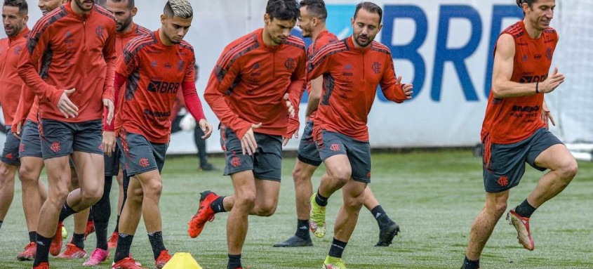 O Flamengo encerrou ontem a preparação para o jogo desta noite, na Arena da Baixada, debaixo de muita chuva