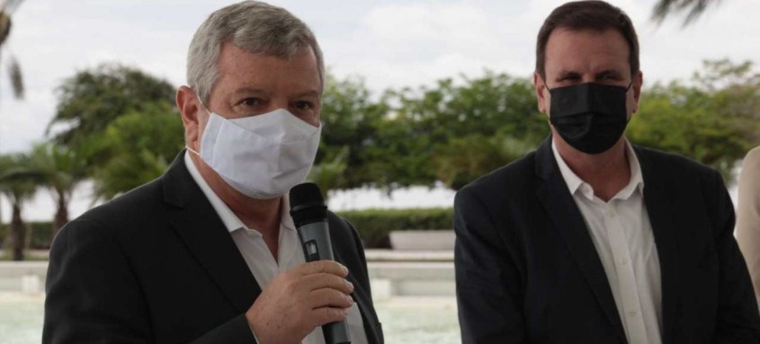 os prefeitos Axel Grael e Eduardo Paes durante evento no Museu do Amanhã, na Praça Mauá, no Rio de Janeiro