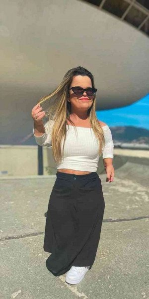 Vaidosa, Rebeca criou o perfil, que surgiu com o intuito de levar autoestima às pessoas com ou sem deficiência - Foto: Reprodução do Instagram Vaidosa, Rebeca criou o perfil, que surgiu com o intuito de levar autoestima às pessoas com ou sem deficiência