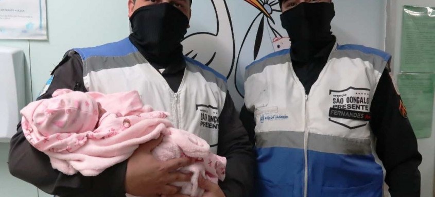 Ontem (20), os agentes da Operação São Gonçalo Presente, retornaram à unidade para visitar a mãe da recém-nascida - Foto: Alexandre de Sa Ontem (20), os agentes da Operação São Gonçalo Presente, retornaram à unidade para visitar a mãe da recém-nascida