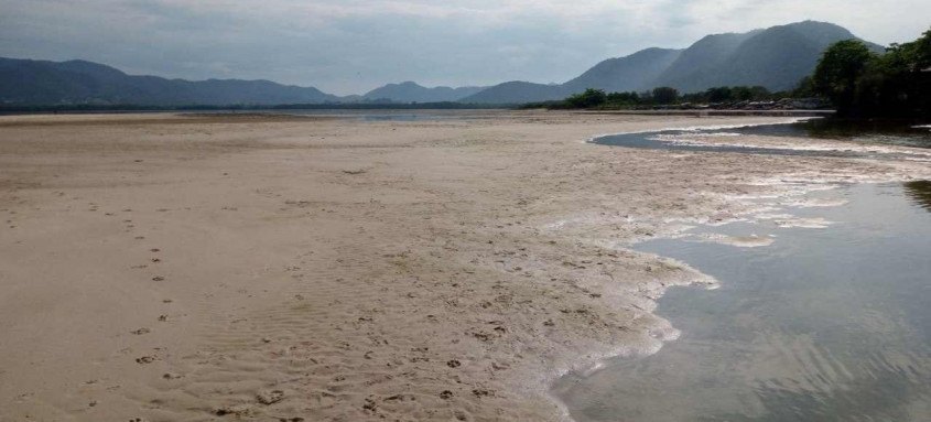 Após três meses, máquinas deixaram para trás no canal de Itaipu apenas um filete de água de quatro dedos de profundidade - Foto: Divulgação/Gustavo Supmann Após três meses, máquinas deixaram para trás no canal de Itaipu apenas um filete de água de quatro dedos de profundidade