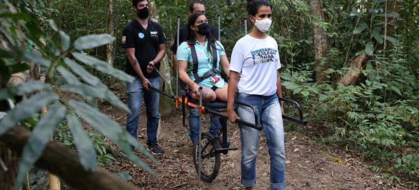 Niterói Ecotur Sem Barreiras, da Neltur, democratiza o acesso às trilhas da cidade através do uso da cadeira Juliette - Foto: Douglas Macedo/Prefeitura de Niterói Niterói Ecotur Sem Barreiras, da Neltur, democratiza o acesso às trilhas da cidade através do uso da cadeira Juliette