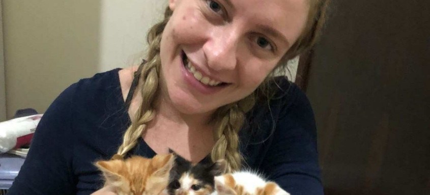 Voluntária da causa animal, Lorena acolhe temporariamente gatinhos, até que eles sejam definitivamente adotados 