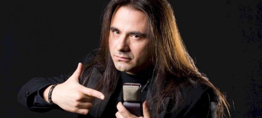 Andre Matos participou das bandas de rock Viper, Angra e Shaman