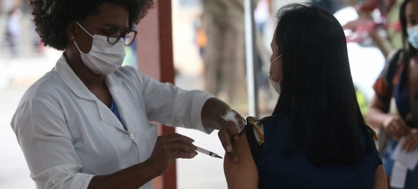 Niterói: 100% dos maiores de 18 anos estão vacinados com uma dose