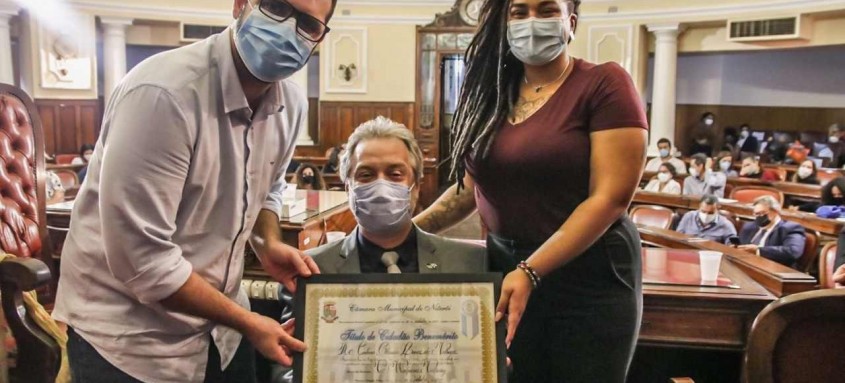 Reitor Antonio Cláudio com o título de Cidadão Benemérito, concedido por iniciativa da vereadora Walkíria de Nictheroy - Foto: Divulgação Reitor Antonio Cláudio com o título de Cidadão Benemérito, concedido por iniciativa da vereadora Walkíria de Nictheroy