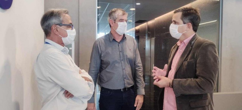 Sérgio Braga, Alexandre Bianchini e Fabiano Horta conversaram no Centro de Operações Integradas da Águas do Rio - Foto: Divulgação Sérgio Braga, Alexandre Bianchini e Fabiano Horta conversaram no Centro de Operações Integradas da Águas do Rio
