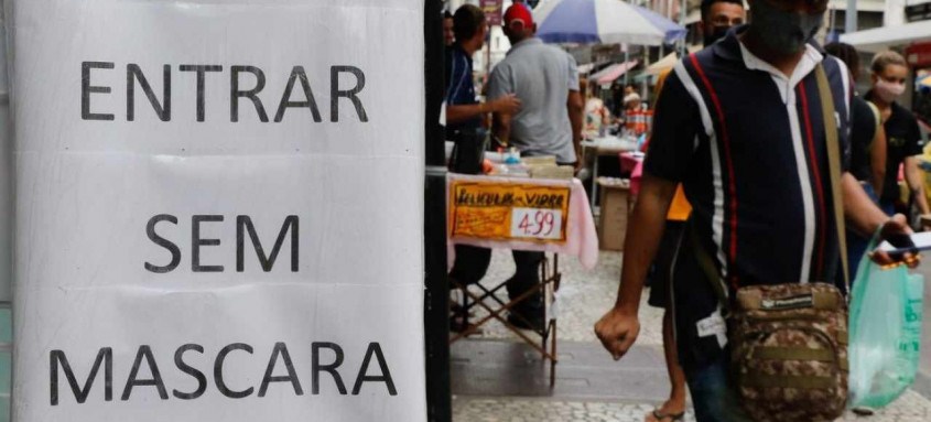 Embora tenha sido liberado o uso de máscaras em espaço aberto, nas ruas do Rio o acessório continuou a ser usado