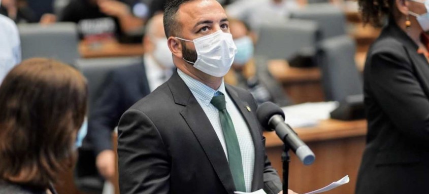 Deputado Charlles Batista afirma ser fundamental proteger crianças de conteúdo maléfico à formação - Foto: Divulgação Deputado Charlles Batista afirma ser fundamental proteger crianças de conteúdo maléfico à formação