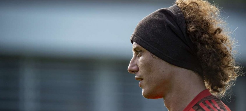 Recuperado de lesão, o zagueiro David Luiz volta hoje à noite ao Flamengo. Ele deve fazer dupla com Rodrigo Caio - Foto: Alexandre Vidal / Flamengo Recuperado de lesão, o zagueiro David Luiz volta hoje à noite ao Flamengo. Ele deve fazer dupla com Rodrigo Caio