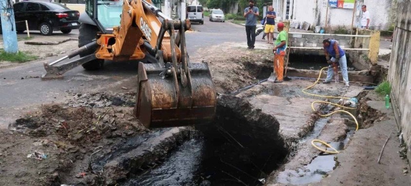 Equipes seguem efetuando a limpeza para reduzir alagamentos no bairro - Foto: Alexandre de Sa / Prefeitura de SG Equipes seguem efetuando a limpeza para reduzir alagamentos no bairro