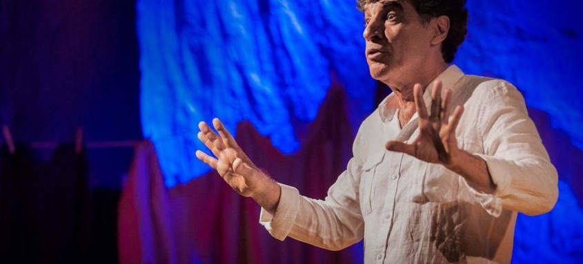 Artista apresenta, neste sábado, o monólogo "Autobiografia Autorizada", em duas sessões, às 19h e às 21h - Foto: Divulgação Artista apresenta, neste sábado, o monólogo "Autobiografia Autorizada", em duas sessões, às 19h e às 21h