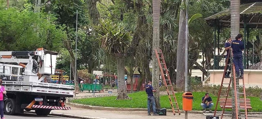 Campo de São Bento está recebendo lâmpadas para a iluminação de Natal