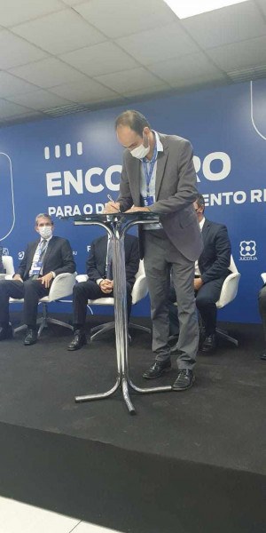 Secretário de Desenvolvimento, Marcio Picanço, assina carta compromisso