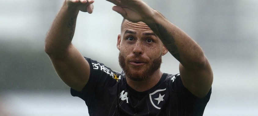 O meio-campista Pedro Castro espera voar hoje à noite com o Botafogo rumo à primeira divisão do futebol brasileiro - Foto: Vitor Silva / Botafogo O meio-campista Pedro Castro espera voar hoje à noite com o Botafogo rumo à primeira divisão do futebol brasileiro