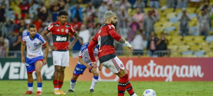 Gabigol, em cobrança de pênalti, abriu o placar ontem à noite para o Flamengo na vitória sobre o Bahia no Maracanã