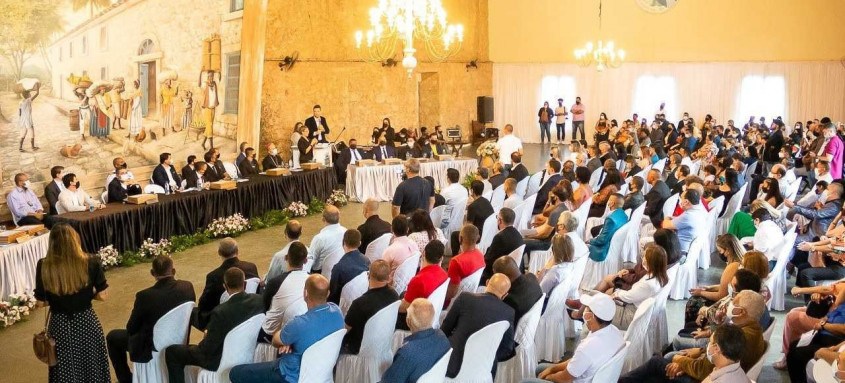 Prefeito Alan Bombeiro recebe título de Cidadão Mangaratibense na Câmara dos Vereadores - Foto: Divulgação Prefeito Alan Bombeiro recebe título de Cidadão Mangaratibense na Câmara dos Vereadores