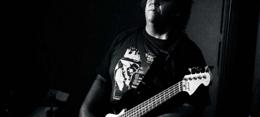 Renato Rocketh se apresenta no Festival Pras bandas de cá, às 20h - Foto: Leonardo Zulluh/Divulgação Renato Rocketh se apresenta no Festival Pras bandas de cá, às 20h