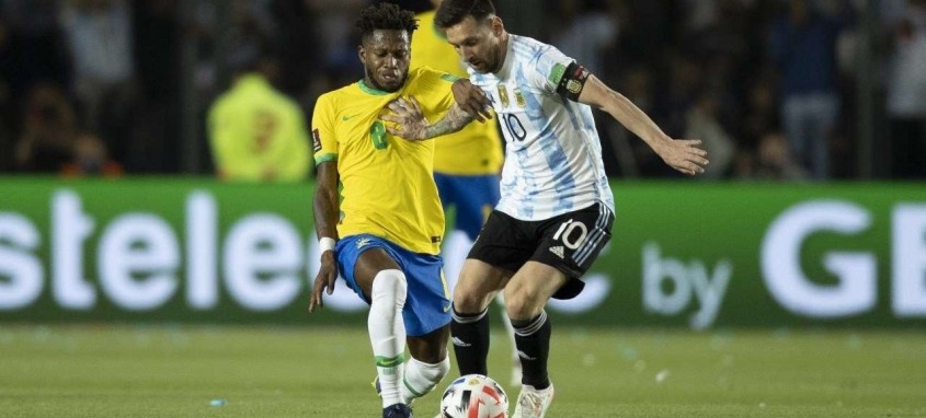 Fred disputa a bola com Messi no empate na noite desta terça-feira entre Argentina e Brasil pelas Eliminatórias