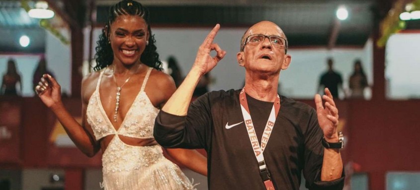 A nova rainha da bateria da vermelho e branco de Niterói com mestre Ciça