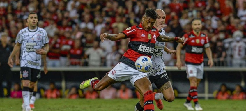 Bruno Henrique deixou o jogo contra o Corinthians reclamando de dores no joelho, mas exames descartaram lesão - Foto: Marcelo Cortes / Flamengo Bruno Henrique deixou o jogo contra o Corinthians reclamando de dores no joelho, mas exames descartaram lesão