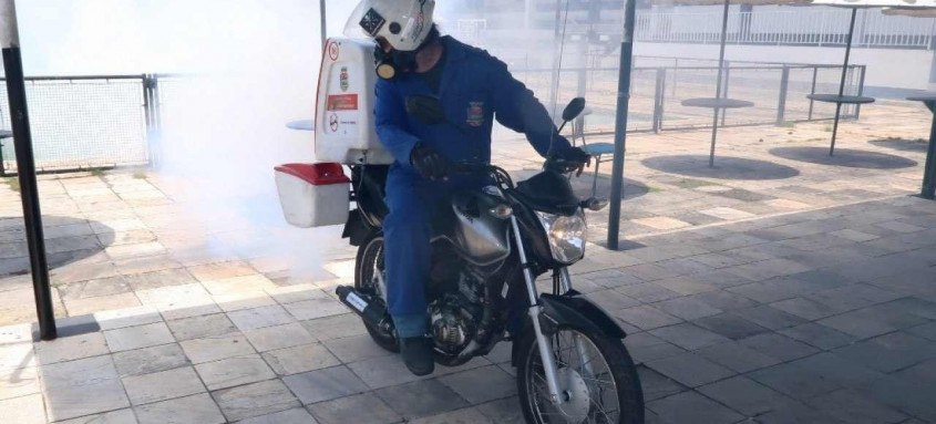 Além da sanitização realizada com auxílio das motofogs, foi introduzido o predador barrigudinho, espécie de peixe que se alimenta das larvas dos mosquitos - Foto: Alexandre de Sá/Divulgação Além da sanitização realizada com auxílio das motofogs, foi introduzido o predador barrigudinho, espécie de peixe que se alimenta das larvas dos mosquitos