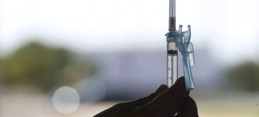 As farmacêuticas informaram que continuam desenvolvendo uma vacina que seja específica para a Ômicron