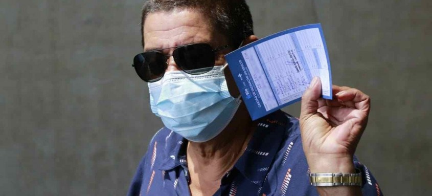 Cantor Zeca Pagodinho tomou ontem o reforço no posto da Cidade das Artes - Foto: Marcos de Paula/ Prefeitura do Rio Cantor Zeca Pagodinho tomou ontem o reforço no posto da Cidade das Artes