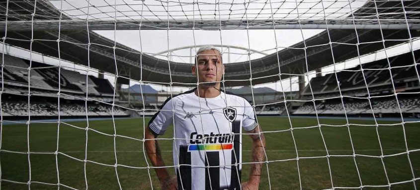 O Botafogo, do atacante Rafael Navarro, jogará com uma camisa especial que lembra as mazelas do racismo no país