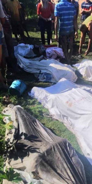 Os corpos foram encontrados enfileirados em um terreno baldio com roupas camufladas, segundo a Polícia Militar