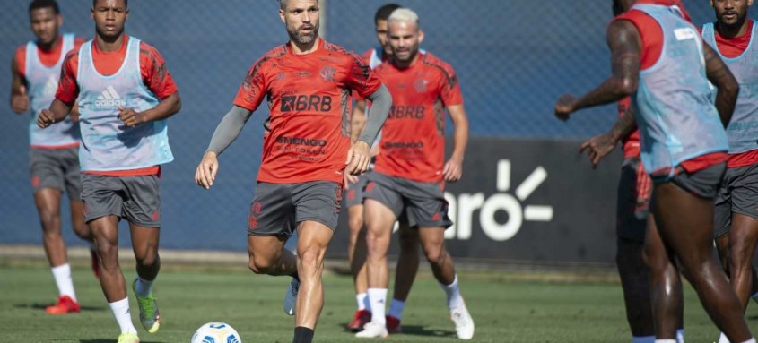 Capitão Diego Ribas será a referência do time reserva rubro-negro que enfrenta o Grêmio, hoje à noite, em Porto Alegre - Foto: Alexandre Vidal / Flamengo Capitão Diego Ribas será a referência do time reserva rubro-negro que enfrenta o Grêmio, hoje à noite, em Porto Alegre