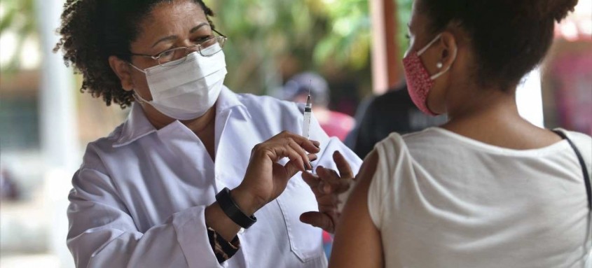 Vacinação contra a covid-19: segunda dose continua sendo aplicada em pessoas a partir de 12 anos, com oito semanas de intervalo da primeira dose - Foto: Douglas Macedo / Prefeitura de Niterói Vacinação contra a covid-19: segunda dose continua sendo aplicada em pessoas a partir de 12 anos, com oito semanas de intervalo da primeira dose