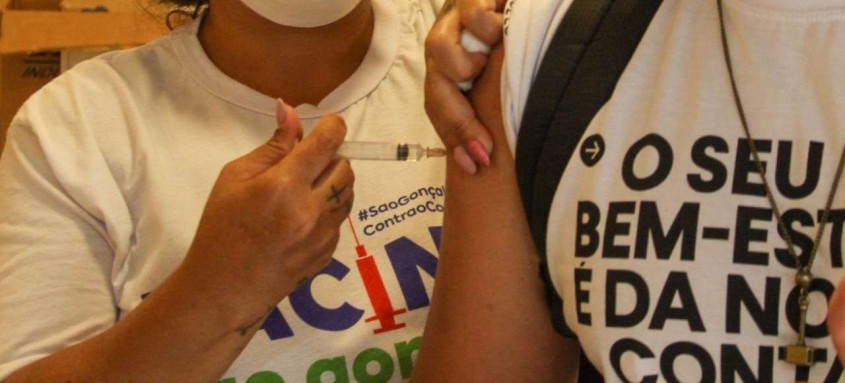 Para a segunda dose, é obrigatório apresentar documento de identidade e o comprovante de vacinação da primeira dose - Foto: Prefeitura de São Gonçalo Para a segunda dose, é obrigatório apresentar documento de identidade e o comprovante de vacinação da primeira dose