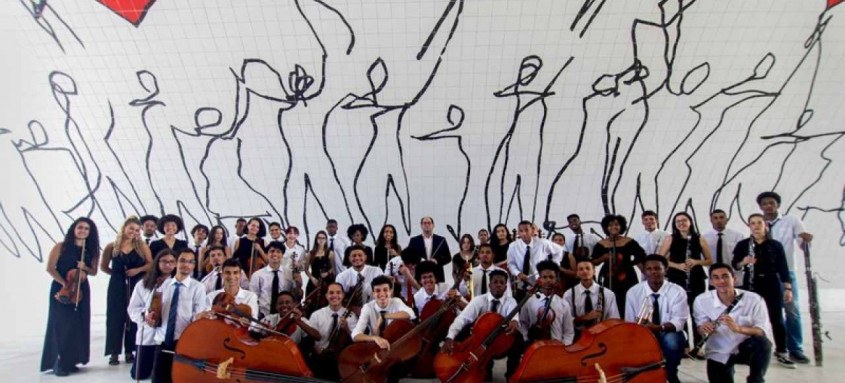 Coro e Orquestra Jovem de Niterói, do Programa Aprendiz, se apresenta com o cavaquinista Sergio Chiavazzoli, no Horto do Barreto, neste sábado, às 19h - Foto: Ale/Divulgação Coro e Orquestra Jovem de Niterói, do Programa Aprendiz, se apresenta com o cavaquinista Sergio Chiavazzoli, no Horto do Barreto, neste sábado, às 19h
