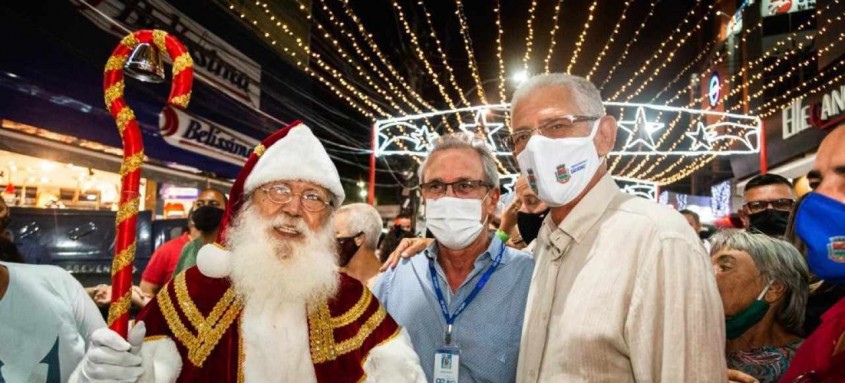 O prefeito Capitão Nelson (à dir.), acompanhado do diretor-superintendente da Águas do Rio e do Papai Noel - Foto: Divulgação O prefeito Capitão Nelson (à dir.), acompanhado do diretor-superintendente da Águas do Rio e do Papai Noel