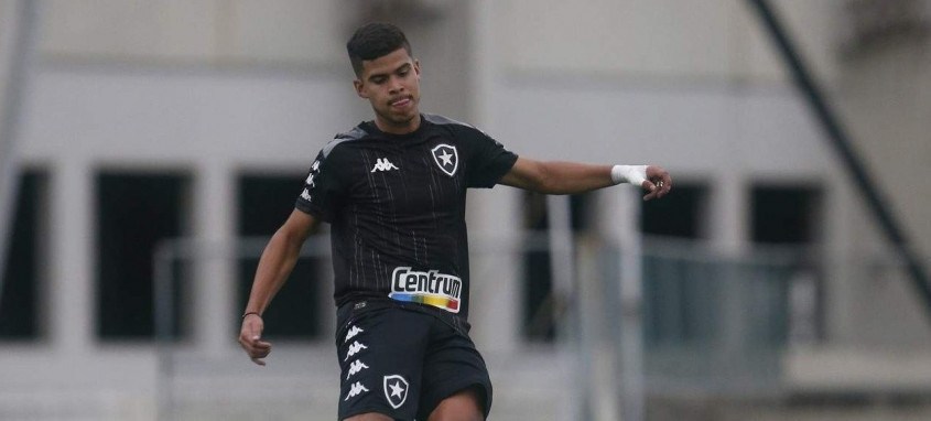 Meia Cesinha, que teve pouca oportunidade com a camisa do Botafogo, deve voltar ao futebol gaúcho