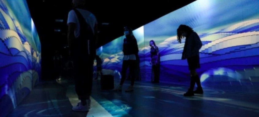 Em uma sala escura, público entra em contato com sons e projeções interativas de paisagens abstratas