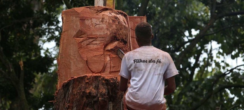 Tronco de eucalipto está sendo esculpido para se transformar em figura religiosa
