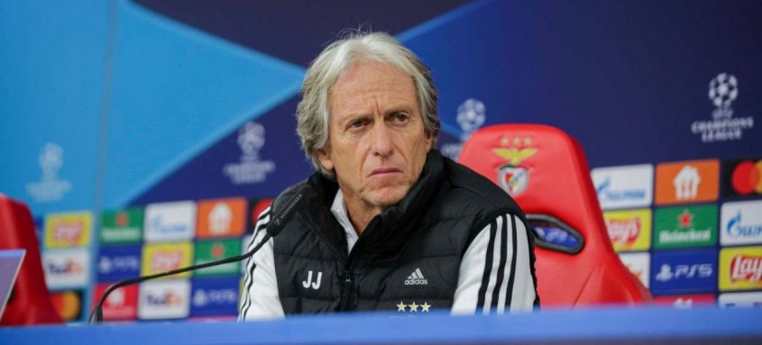Jorge Jesus terá uma partida decisiva hoje pela Champions. Um resultado negativo pode culminar com sua demissão - Foto: Divulgação / Benfica Jorge Jesus terá uma partida decisiva hoje pela Champions. Um resultado negativo pode culminar com sua demissão