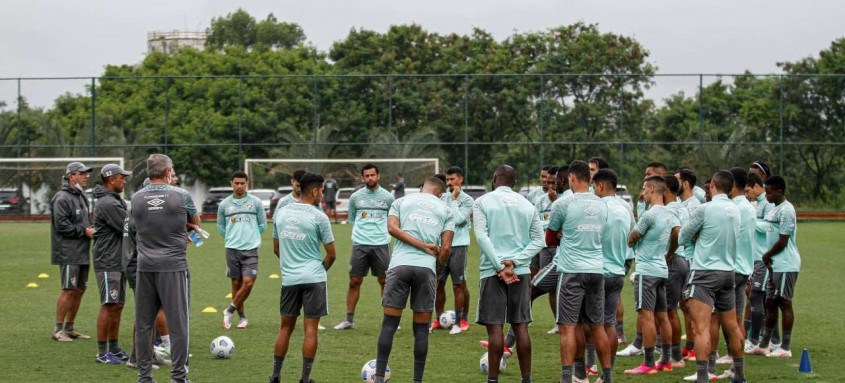 Jogadores do Fluminense conversam no CT tricolor antes do último treino para 'final' desta noite contra a Chapecoense