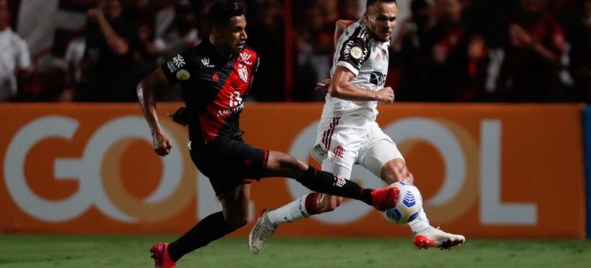 Lateral-esquerdo Renê disputa a bola com jogador do Atlético-GO na derrota desta noite em Goiânia - Foto: Gilvan de Souza / Flamengo Lateral-esquerdo Renê disputa a bola com jogador do Atlético-GO na derrota desta noite em Goiânia