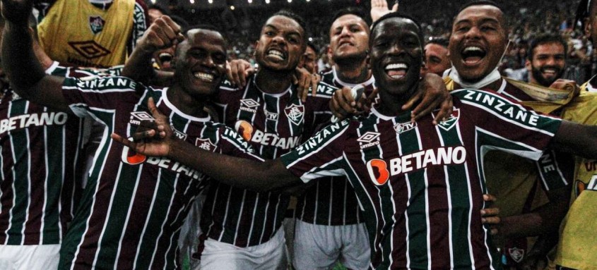 Jogadores do Fluminense comemoram o gol de David Braz que abriu caminho para a importante vitória tricolor 