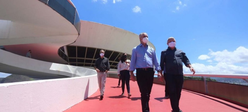 Prefeito de Maringá, Ulisses Maia foi ao MAC com o colega Axel Grael - Foto: Douglas Macedo / Prefeitura de Niterói Prefeito de Maringá, Ulisses Maia foi ao MAC com o colega Axel Grael