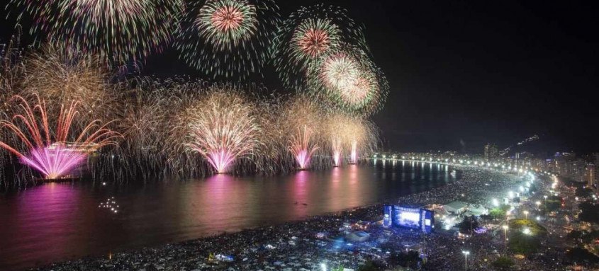 Pelo segundo ano seguido, a queima de fogos na praia de Copacabana não será como nos anos anteriores, com aglomerações e shows ao vivo na orla - Foto: Gabriel Monteiro/SECOM Pelo segundo ano seguido, a queima de fogos na praia de Copacabana não será como nos anos anteriores, com aglomerações e shows ao vivo na orla