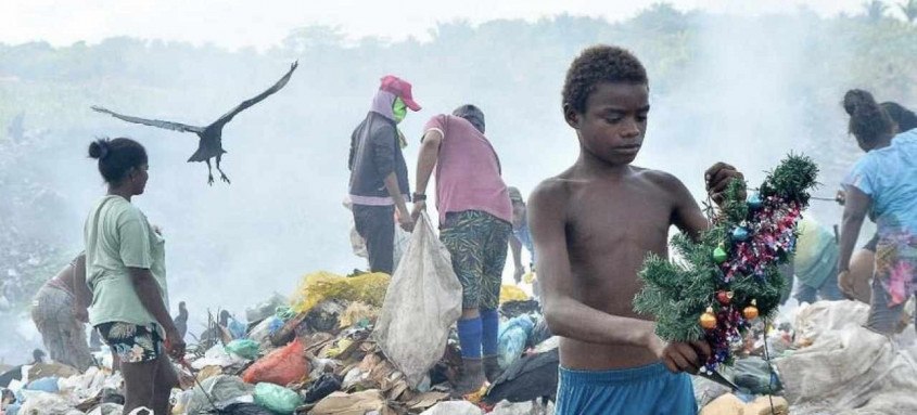 Gabriel, de 12 anos, encontrou uma árvore de Natal enquanto trabalhava no lixão