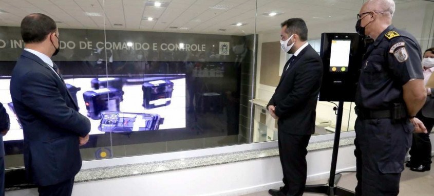 O governador Cláudio Castro durante o evento de lançamento da tecnologia, no Centro Integrado de Comando e Controle (CICC), na Cidade Nova, no Rio